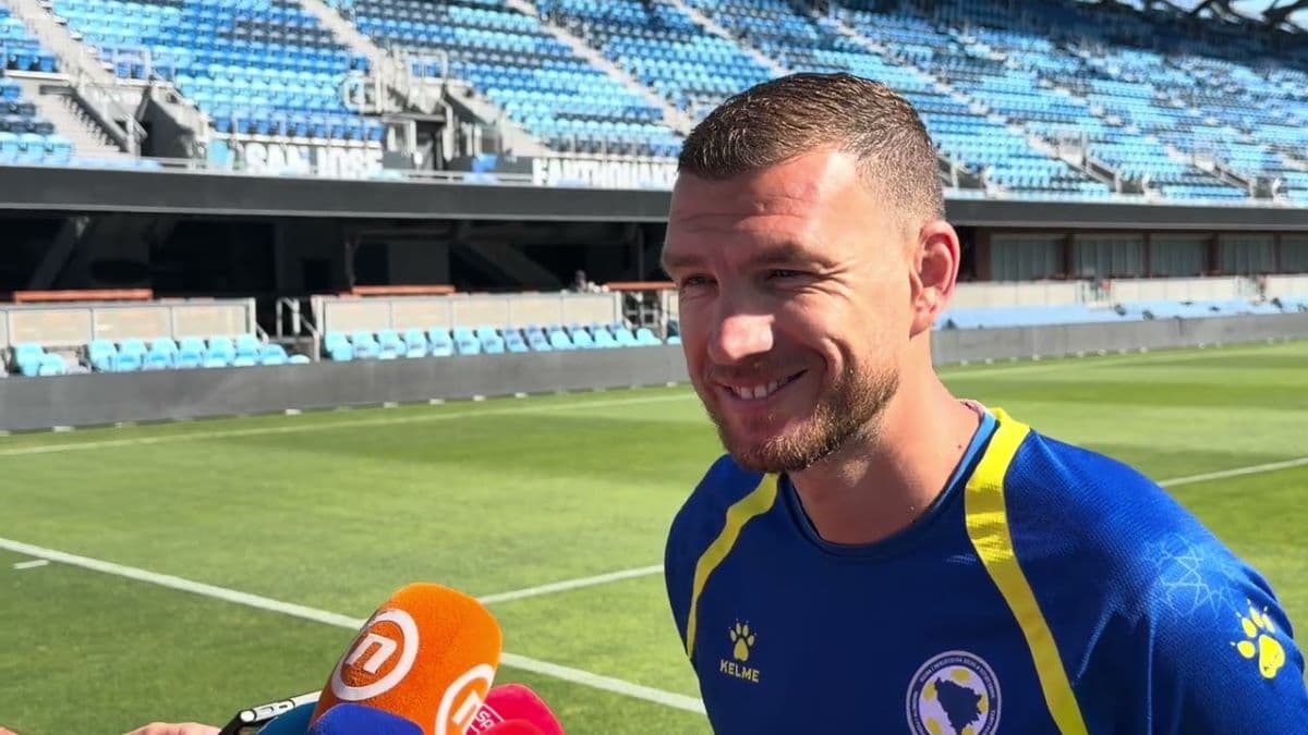 Edin Džeko u dresu tokom utakmice, krupni kadar