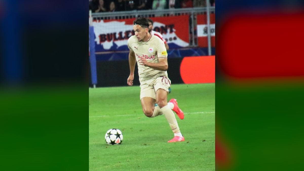 Amar Dedić s brojem 70 u svijetlom dresu Red Bull Salzburga vodi loptu na utakmici Lige prvaka protiv Bresta