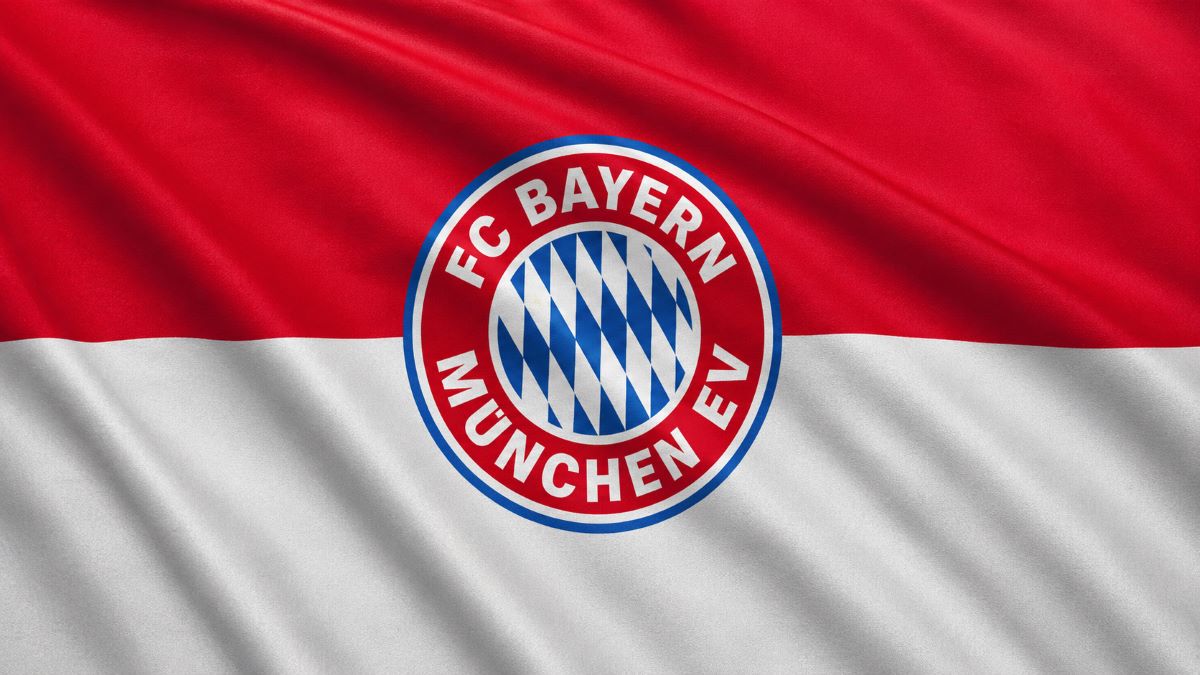 Igrač Bayerna u crvenom dresu tokom utakmice Bundeslige