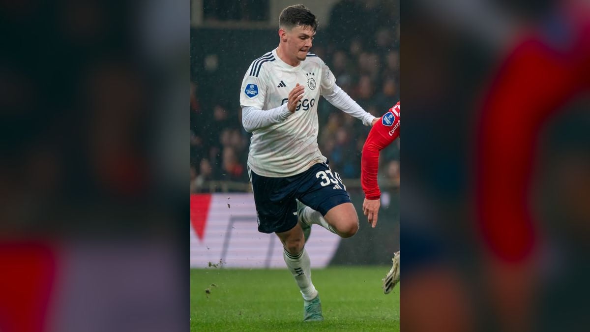 Benjamin Tahirović u bijelom dresu Ajaxa, u trku na utakmici protiv Go Ahead Eaglesa