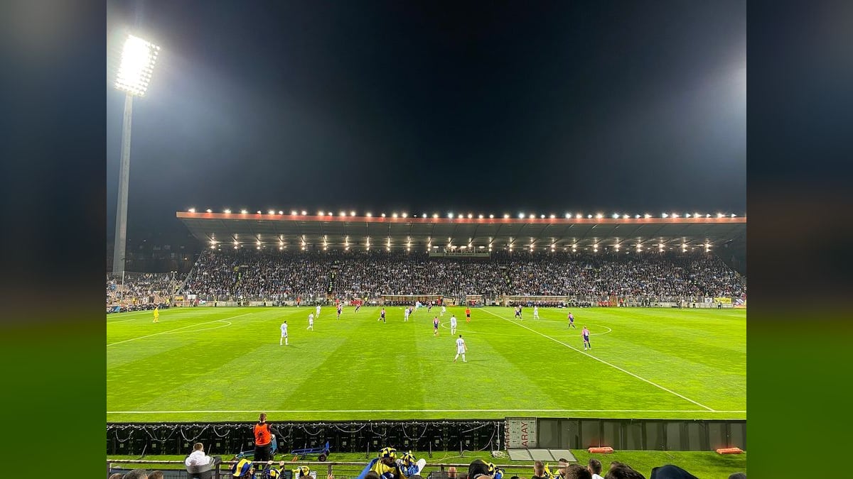 Stadion Bilino Polje u Zenici pod reflektorima tokom utakmice reprezentacije BiH, s punom tribinom navijača