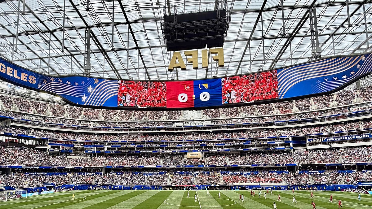SoFi stadion u Los Angelesu za vrijeme utakmice Švicarska BiH na Svjetskom prvenstvu 2026, na velikom ekranu zastave dvije reprezentacije i rezultat 0:0