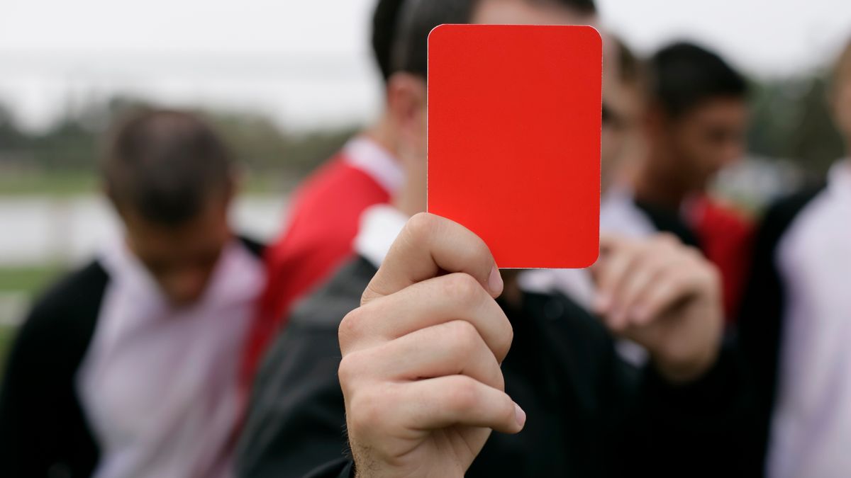 Sudija podiže crveni karton iznad glave tokom fudbalske utakmice