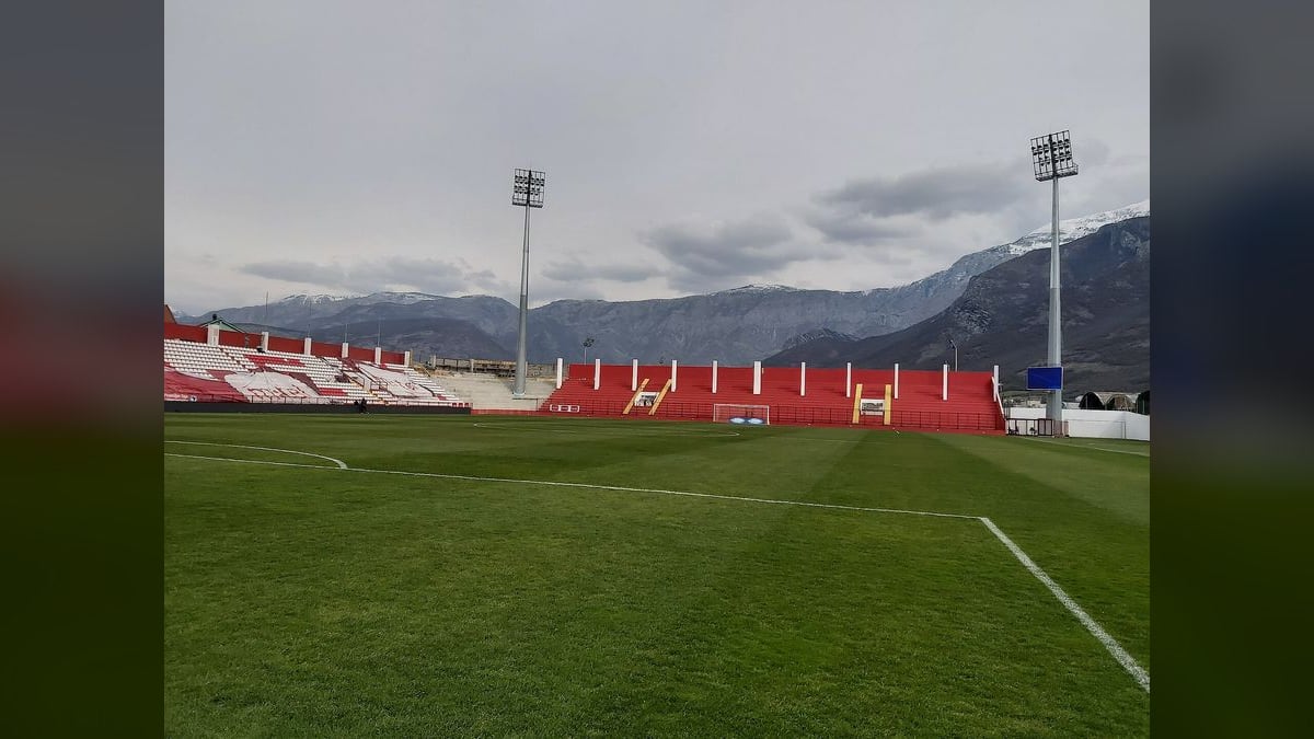 Stadion Rođeni u Mostaru s crvenim tribinama i planinama u pozadini, gdje je odigran revanš finala Kupa BiH 2026