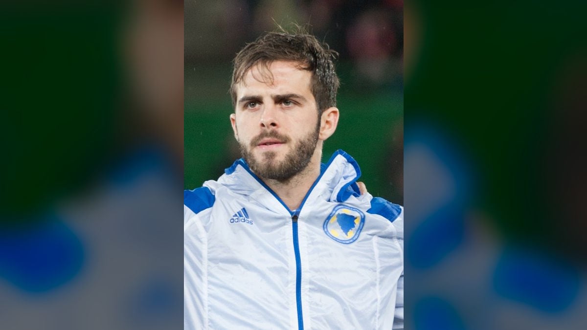 Miralem Pjanić, drugi po broju nastupa za reprezentaciju BiH, u trenerci Zmajeva prije utakmice protiv Austrije u Beču 2015.