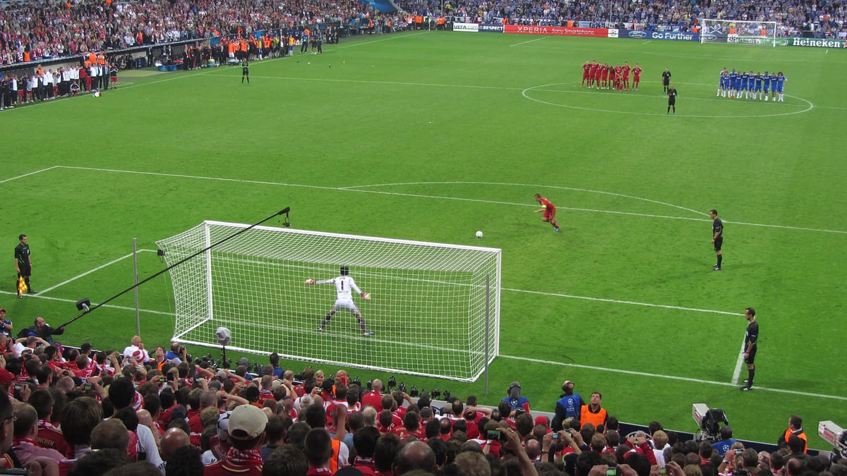 Philipp Lahm izvodi prvi penal Bayerna u raspucavanju finala Lige prvaka 2012. protiv Chelseaja, igrači čekaju u centralnom krugu