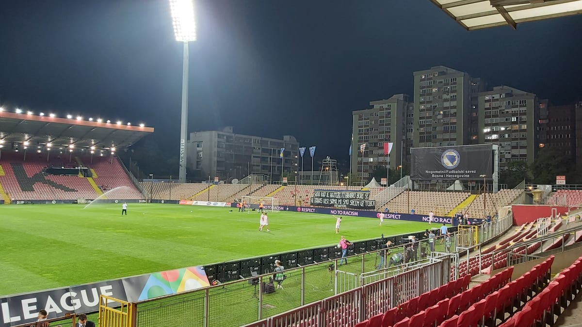 Stadion Bilino Polje u Zenici pod reflektorima, s reklamom Lige nacija, prije utakmice BiH i Poljske