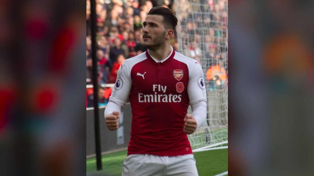Sead Kolašinac u crveno-bijelom dresu Arsenala slavi gol 2017. godine