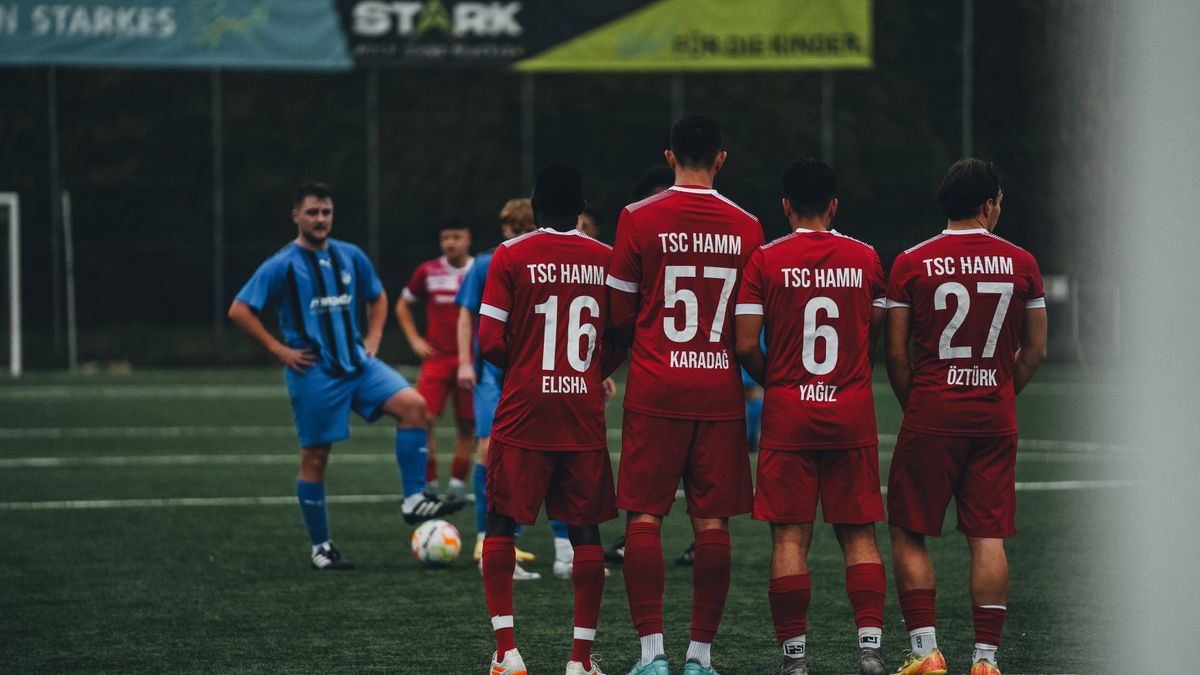 Odbrambeni zid od četiri igrača čeka izvođenje slobodnog udarca