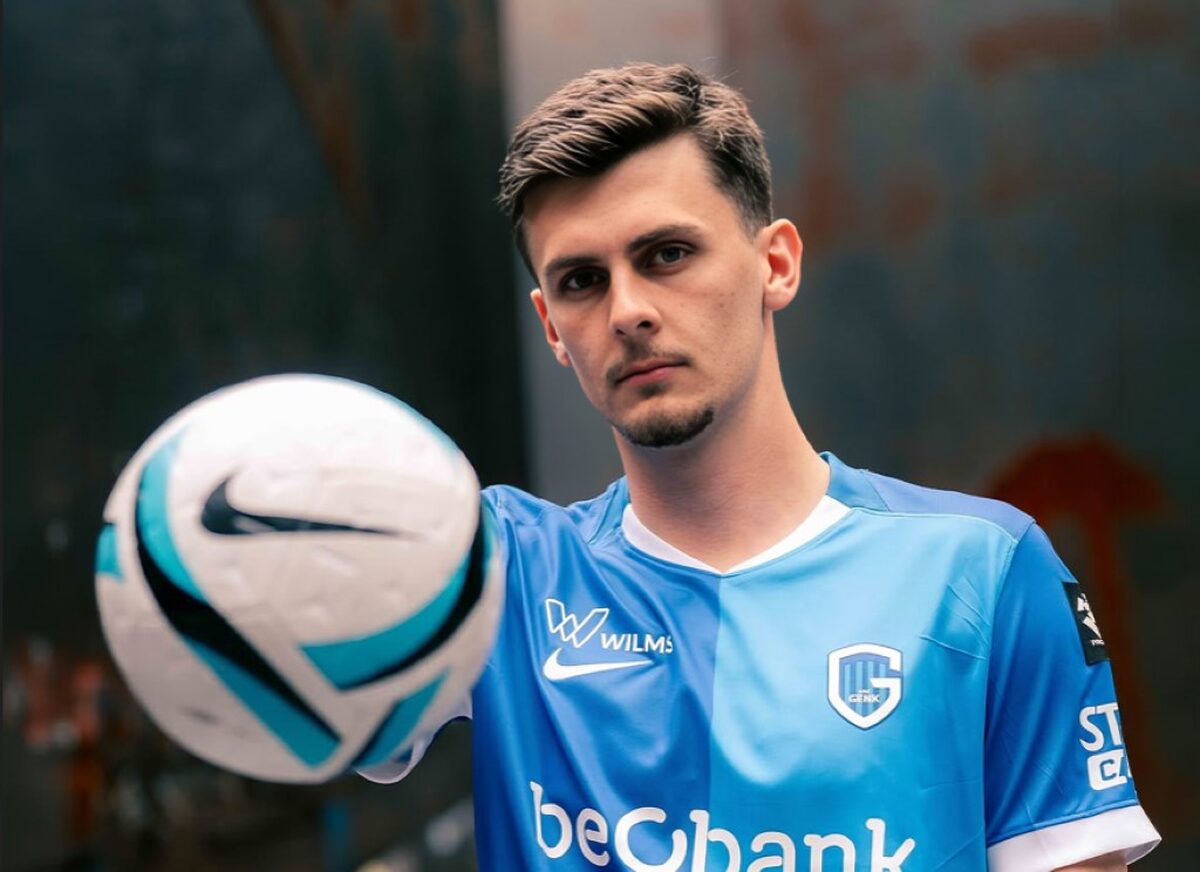 Benjamin Tahirović pozira s dresom Genka nakon potpisa